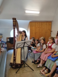 Schulchor singt Kirchberger Kindermesse