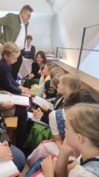 Schulchor singt bei Erstkommunionsfeier